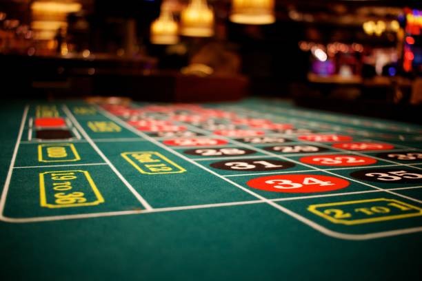 Live dealer at a Caribbean Stud Poker table streaming from lobbytoto studio